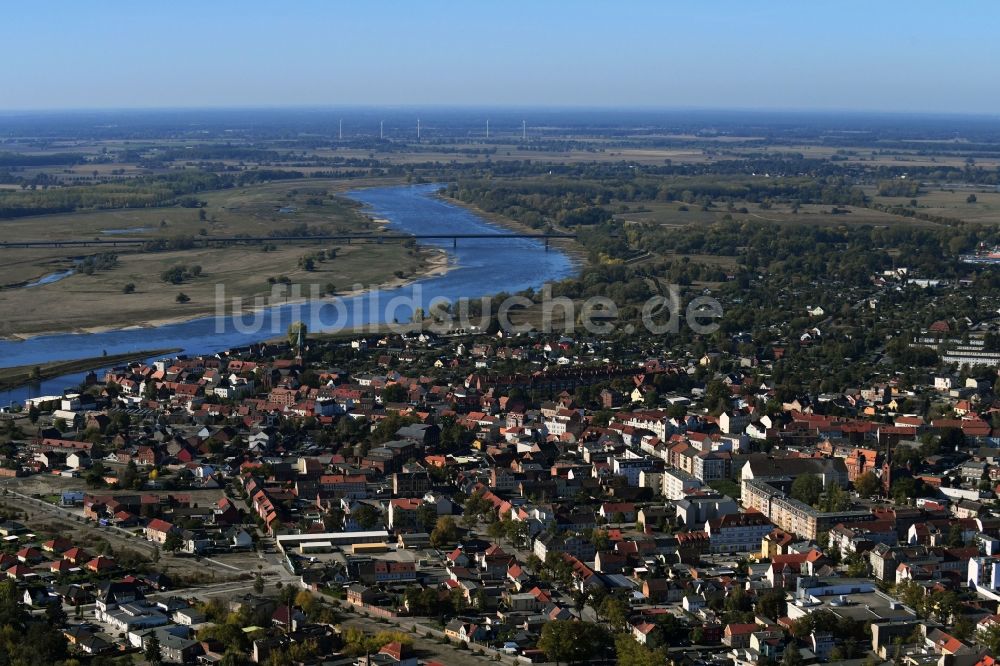 Luftaufnahme Wittenberge - Altstadtbereich am Ufer der Elbe in Wittenberge im Bundesland Brandenburg, Deutschland