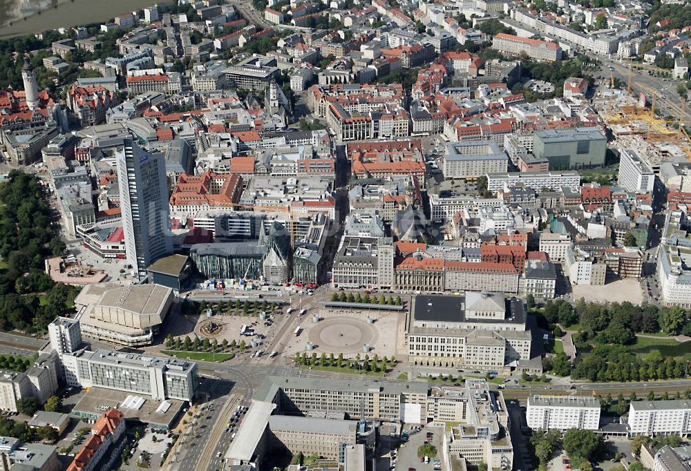 Luftaufnahme Leipzig - Altstadtzentrum am Augustusplatz / Unihochhaus mit demUniversitäts-Neubau in Leipzig