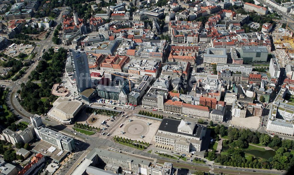 Leipzig aus der Vogelperspektive: Altstadtzentrum am Augustusplatz / Unihochhaus mit demUniversitäts-Neubau in Leipzig