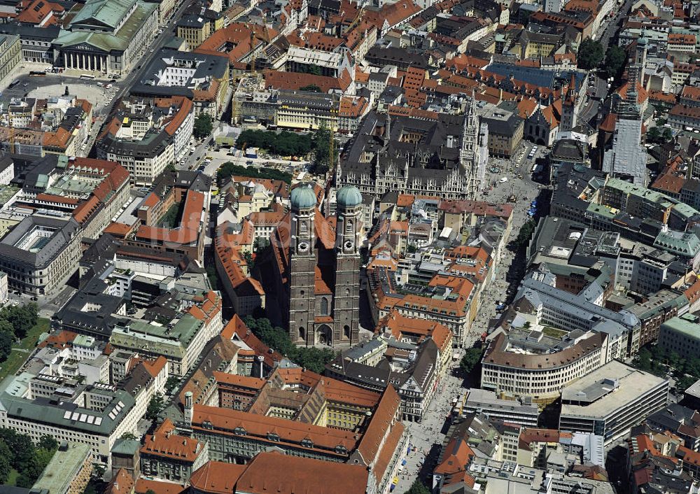 MÜNCHEN aus der Vogelperspektive: Altstadtzentrum mit der Frauenkirche, Neuhauser Straße, Neues Rathaus in München