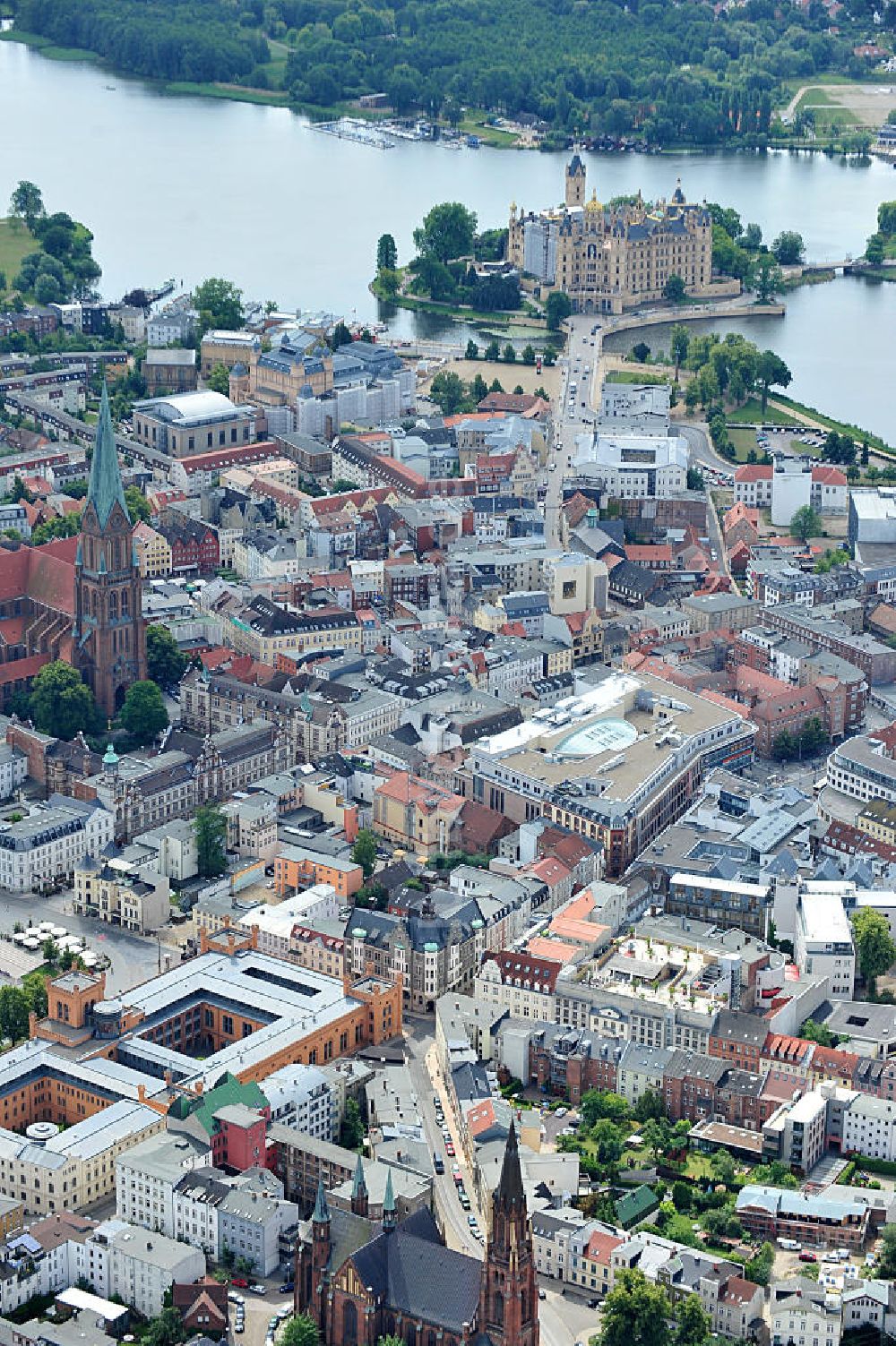 Luftbild Schwerin - Altstadtzentrum und die Innenstadt von Schwerin , der Landeshauptstadt von Mecklenburg - Vorpommern