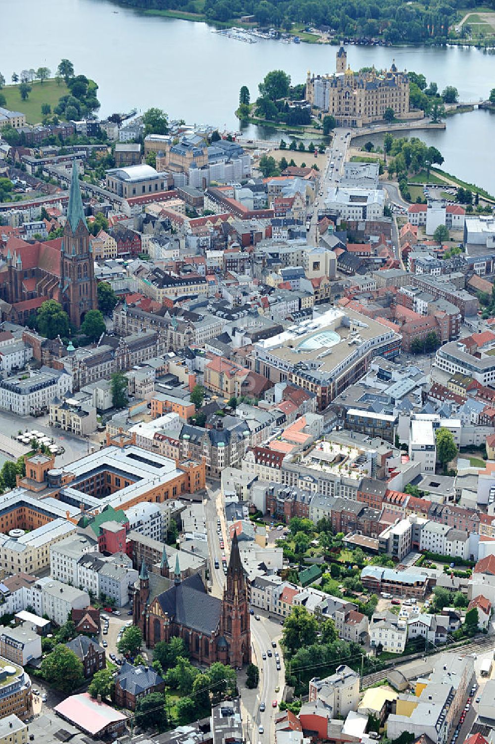 Luftaufnahme Schwerin - Altstadtzentrum und die Innenstadt von Schwerin , der Landeshauptstadt von Mecklenburg - Vorpommern