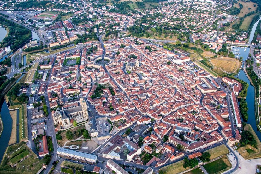 Luftbild Toul - Altstadtzentrum im Innenstadtbereich zwischen Ufer des Flußverlaufes Mosel und dem Kanal Rhin-Marne in Toul in Grand Est, Frankreich