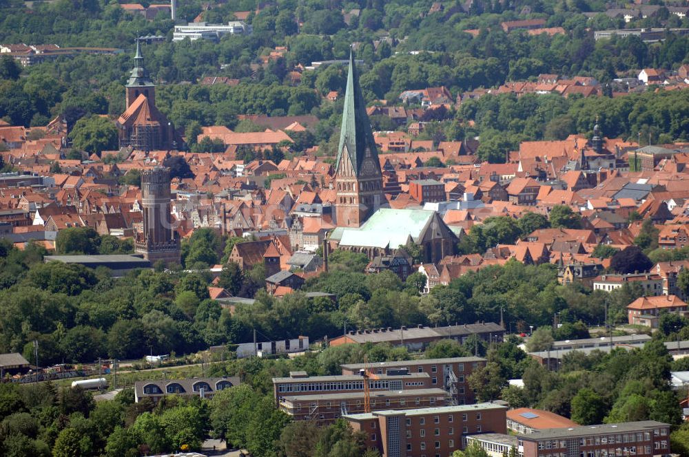 Luftaufnahme LÜNEBURG - Altstadtzentrum von Lüneburg mit der Kirche St. Johannis und der St. Nicolaikirche