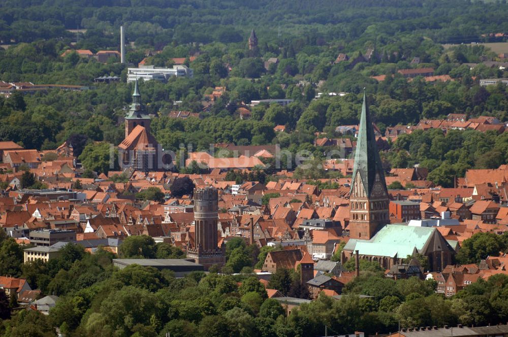 LÜNEBURG aus der Vogelperspektive: Altstadtzentrum von Lüneburg mit der Kirche St. Johannis und der St. Nicolaikirche