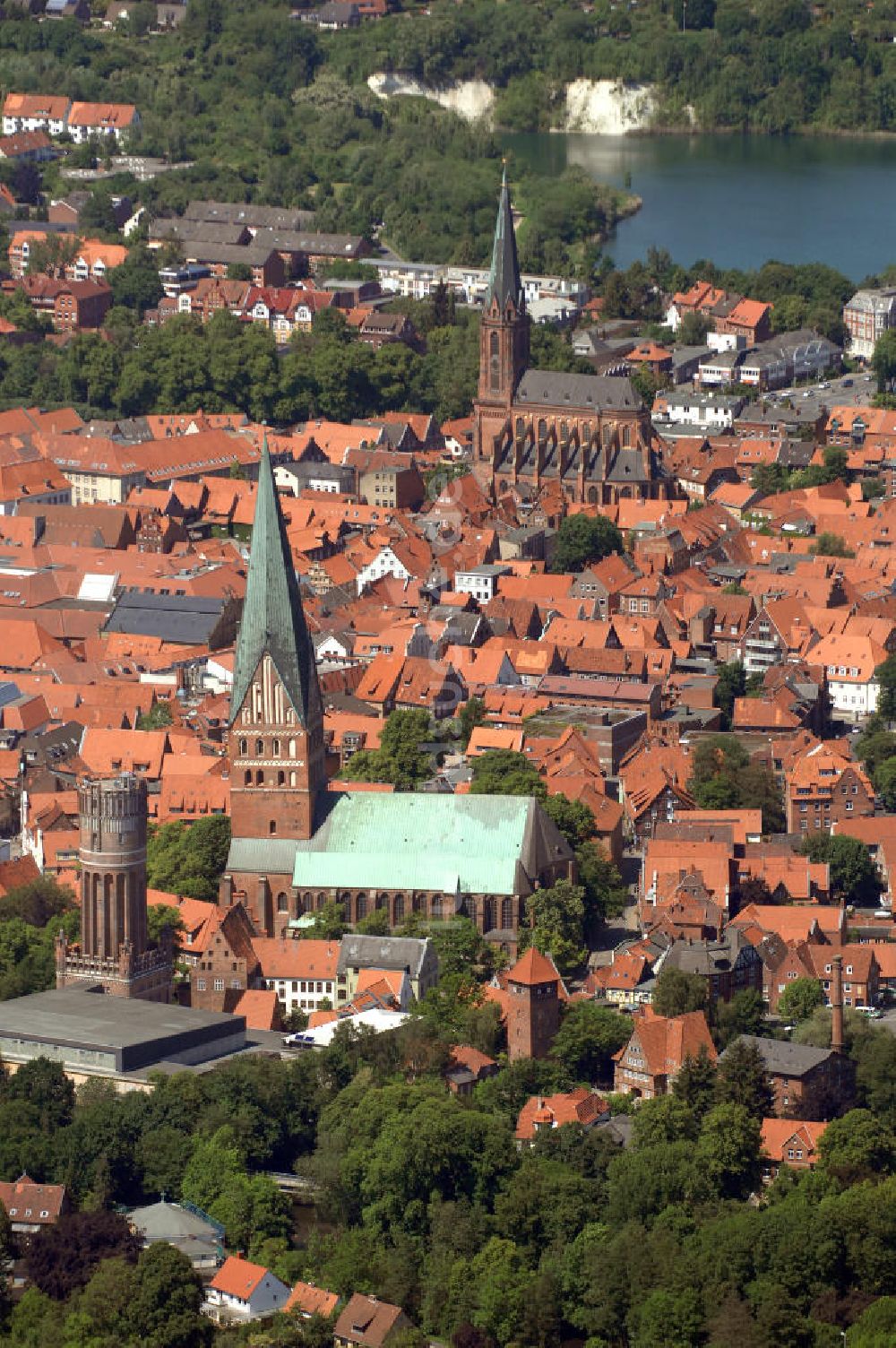 Luftaufnahme LÜNEBURG - Altstadtzentrum von Lüneburg mit der Kirche St. Johannis und der St. Nicolaikirche