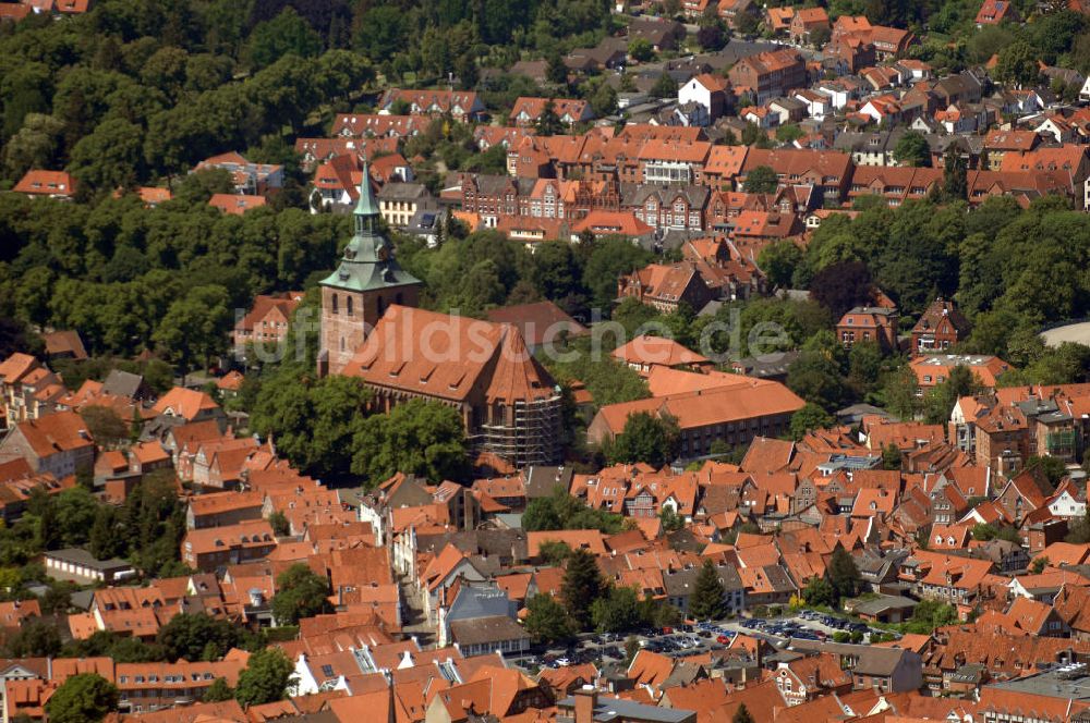 LÜNEBURG aus der Vogelperspektive: Altstadtzentrum von Lüneburg mit der Kirche St. Johannis und der St. Nicolaikirche