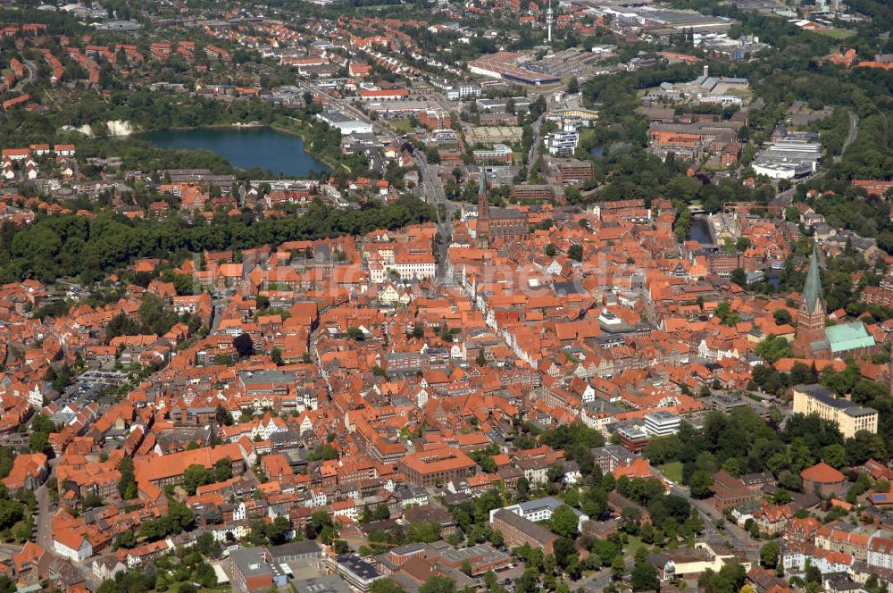 Luftaufnahme LÜNEBURG - Altstadtzentrum von Lüneburg mit der Kirche St. Johannis und der St. Nicolaikirche