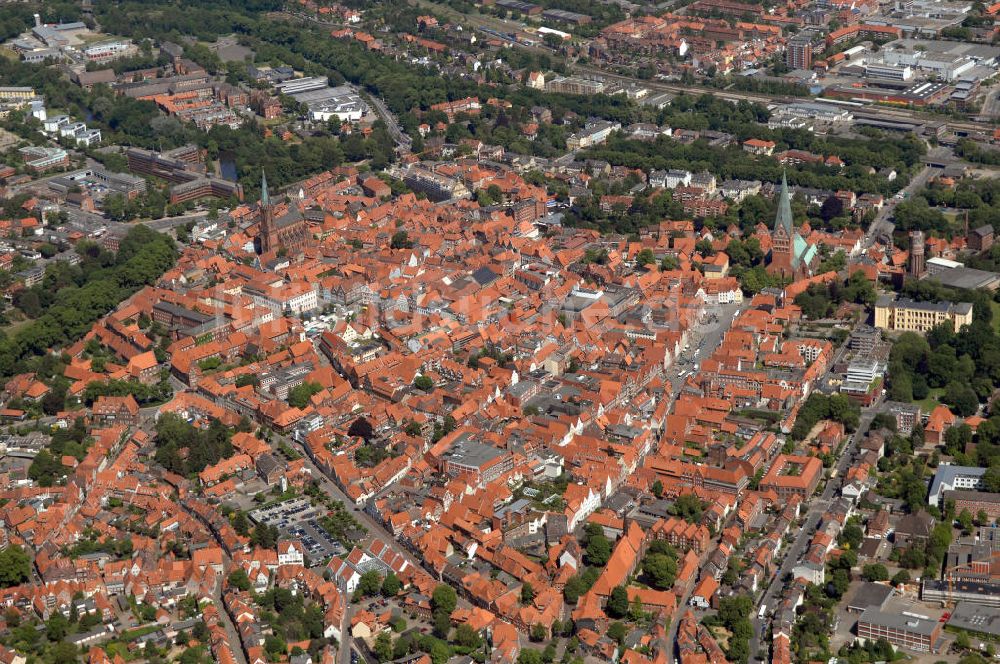 LÜNEBURG aus der Vogelperspektive: Altstadtzentrum von Lüneburg mit der Kirche St. Johannis und der St. Nicolaikirche