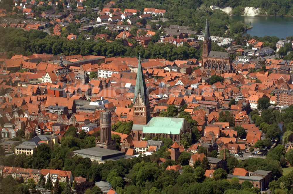 Luftaufnahme LÜNEBURG - Altstadtzentrum von Lüneburg mit der Kirche St. Johannis und der St. Nicolaikirche