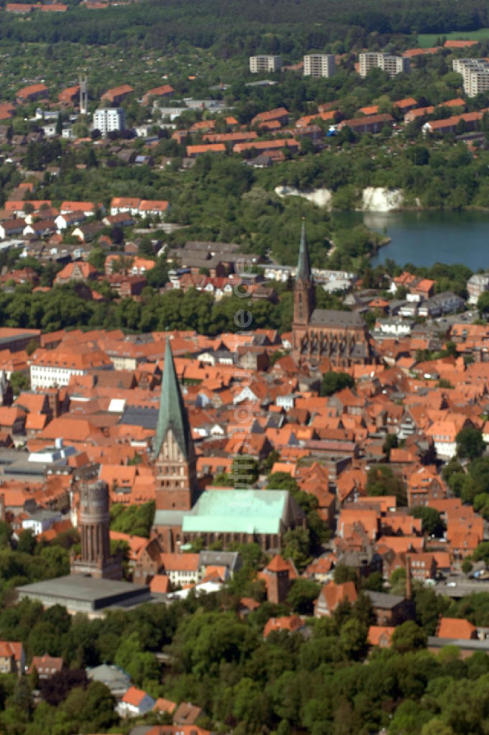 LÜNEBURG von oben - Altstadtzentrum von Lüneburg mit der Kirche St. Johannis und der St. Nicolaikirche