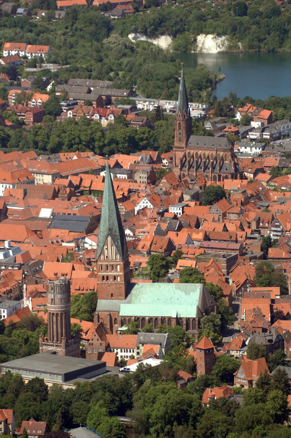 LÜNEBURG aus der Vogelperspektive: Altstadtzentrum von Lüneburg mit der Kirche St. Johannis und der St. Nicolaikirche