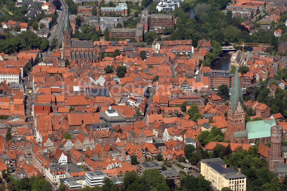 Luftaufnahme LÜNEBURG - Altstadtzentrum von Lüneburg mit der Kirche St. Johannis und der St. Nicolaikirche