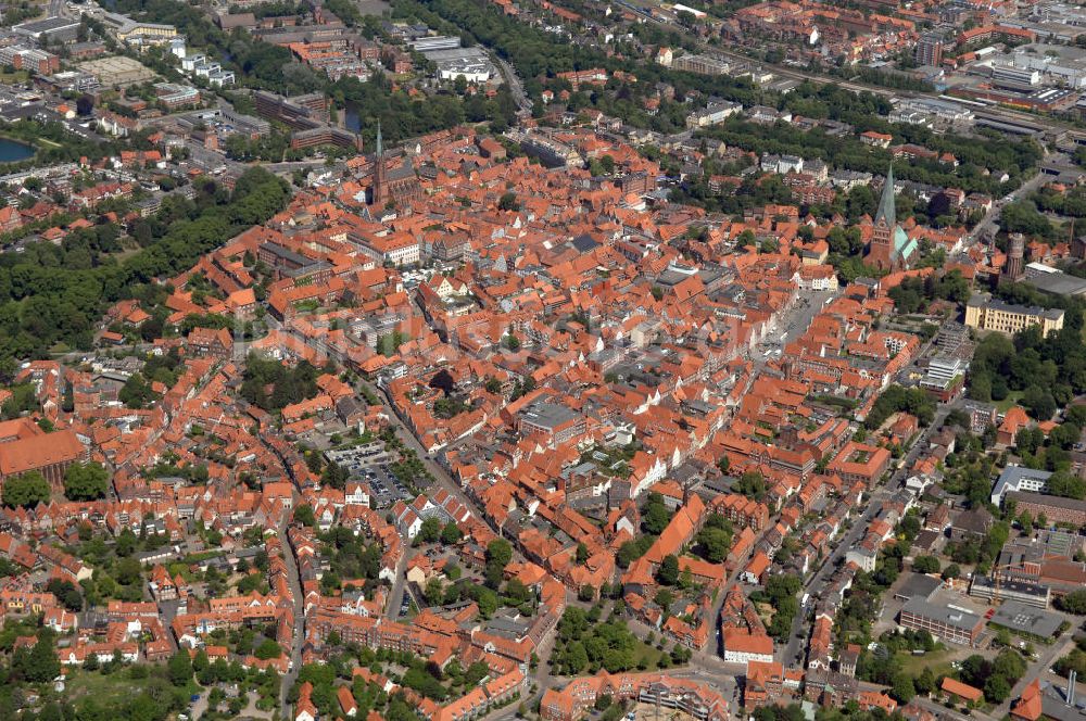 LÜNEBURG aus der Vogelperspektive: Altstadtzentrum von Lüneburg mit der Kirche St. Johannis und der St. Nicolaikirche