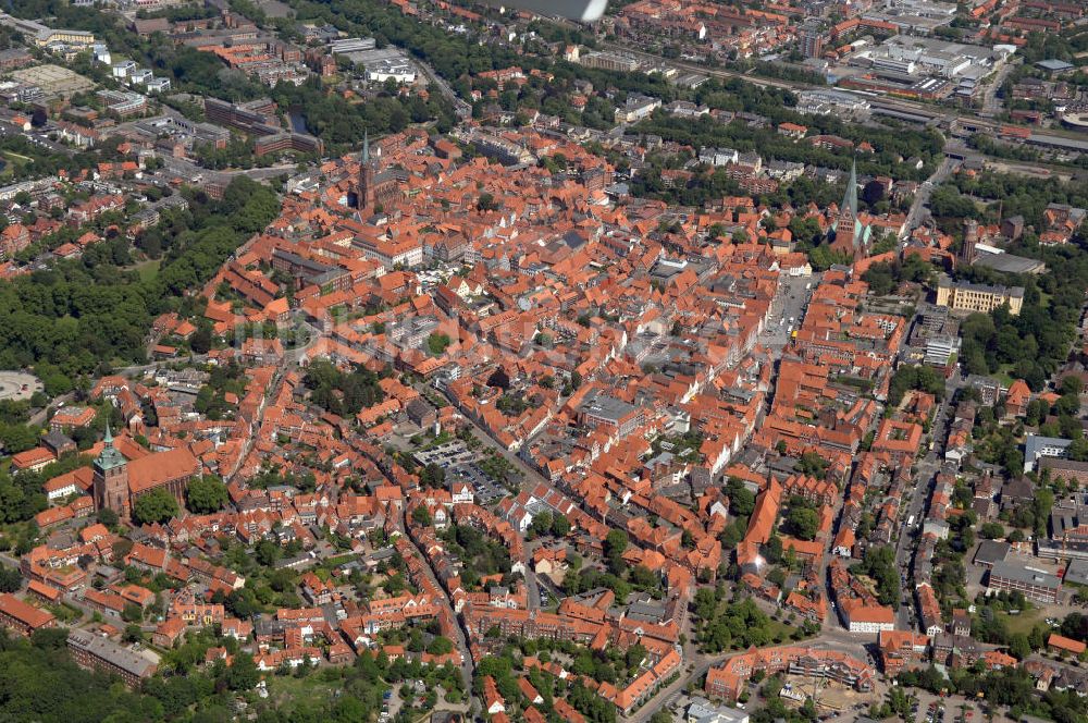 Luftaufnahme LÜNEBURG - Altstadtzentrum von Lüneburg mit der Kirche St. Johannis und der St. Nicolaikirche