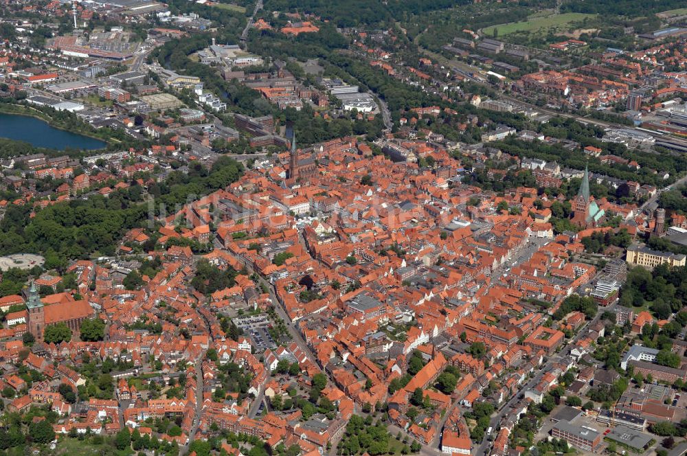 LÜNEBURG von oben - Altstadtzentrum von Lüneburg mit der Kirche St. Johannis und der St. Nicolaikirche