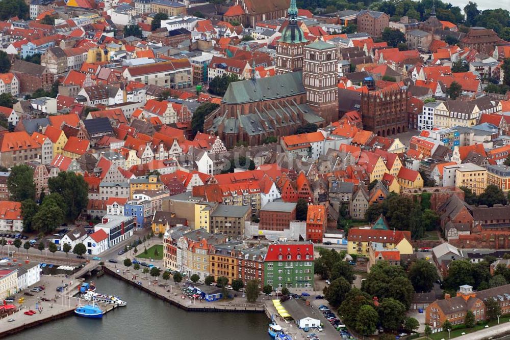 Stralsund aus der Vogelperspektive: Altstadtzentrum mit der St. Marienkirche in Stralsund