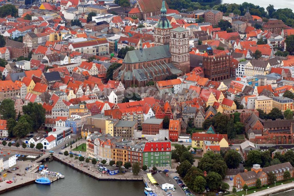 Luftbild Stralsund - Altstadtzentrum mit der St. Marienkirche in Stralsund