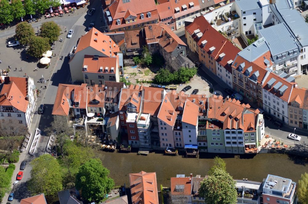 Erfurt von oben - Am Ufer der Gera in der Kürschnergasse in Erfurt im Bundesland Thüringen