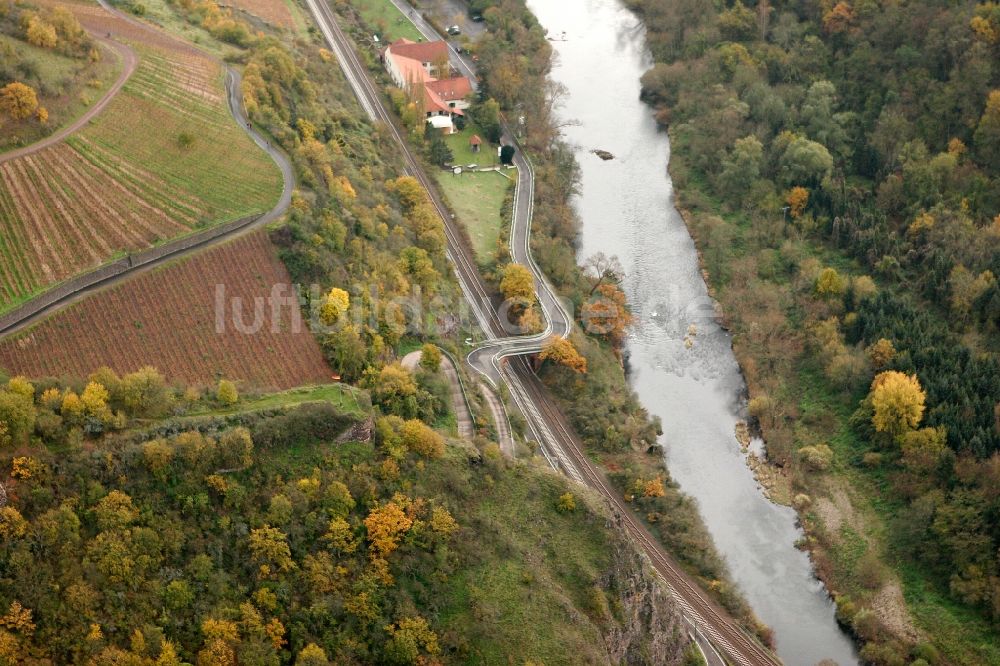 Schloßböckelheim von oben - Am Uferbereich des Nahe- Flußverlaufes in Schloßböckelheim im Bundesland Rheinland-Pfalz