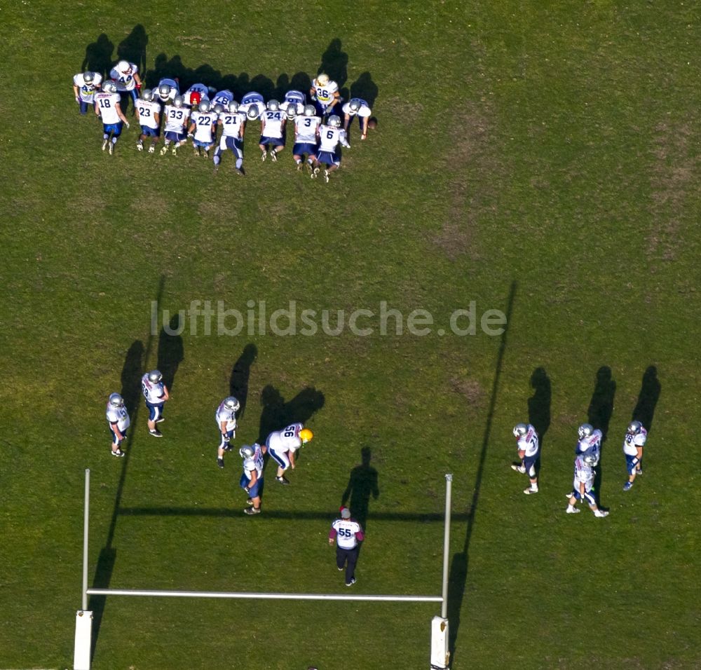 Bochum von oben - American Football- Mannschafts- Training auf dem Sportgelände Obere Vördestraße in Bochum- Riemke im Bundesland Nordrhein-Westfalen NRW