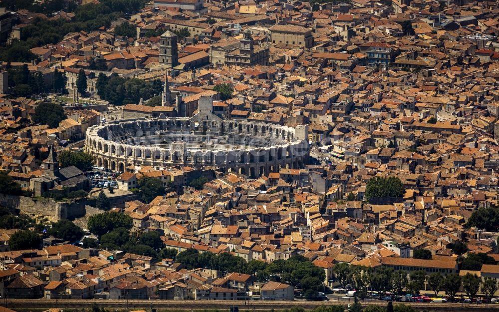 Arles von oben - Amphitheater im Stadtzentrum von Arles an der Cote d'Azur in Frankreich