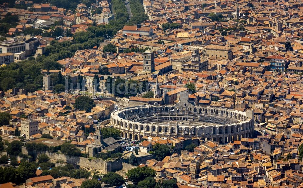 Arles aus der Vogelperspektive: Amphitheater im Stadtzentrum von Arles an der Cote d'Azur in Frankreich