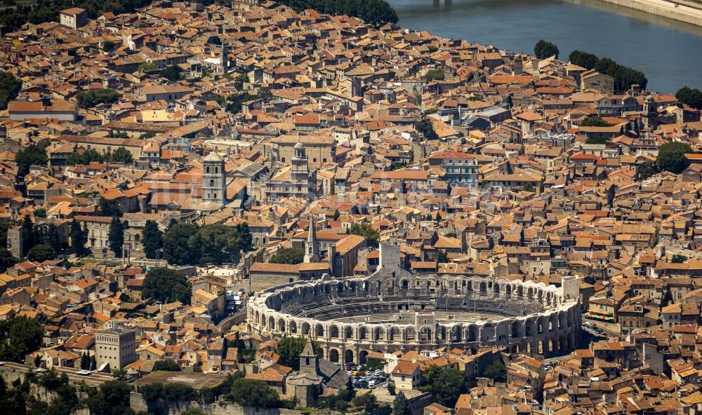 Luftbild Arles - Amphitheater im Stadtzentrum von Arles an der Cote d'Azur in Frankreich