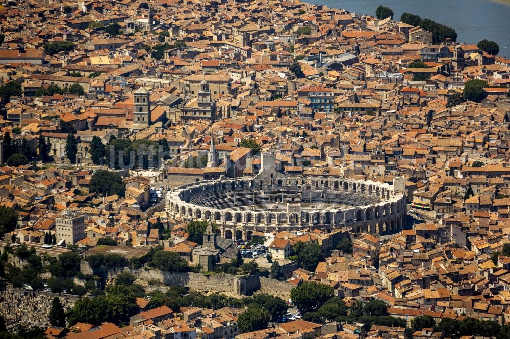 Luftaufnahme Arles - Amphitheater im Stadtzentrum von Arles an der Cote d'Azur in Frankreich