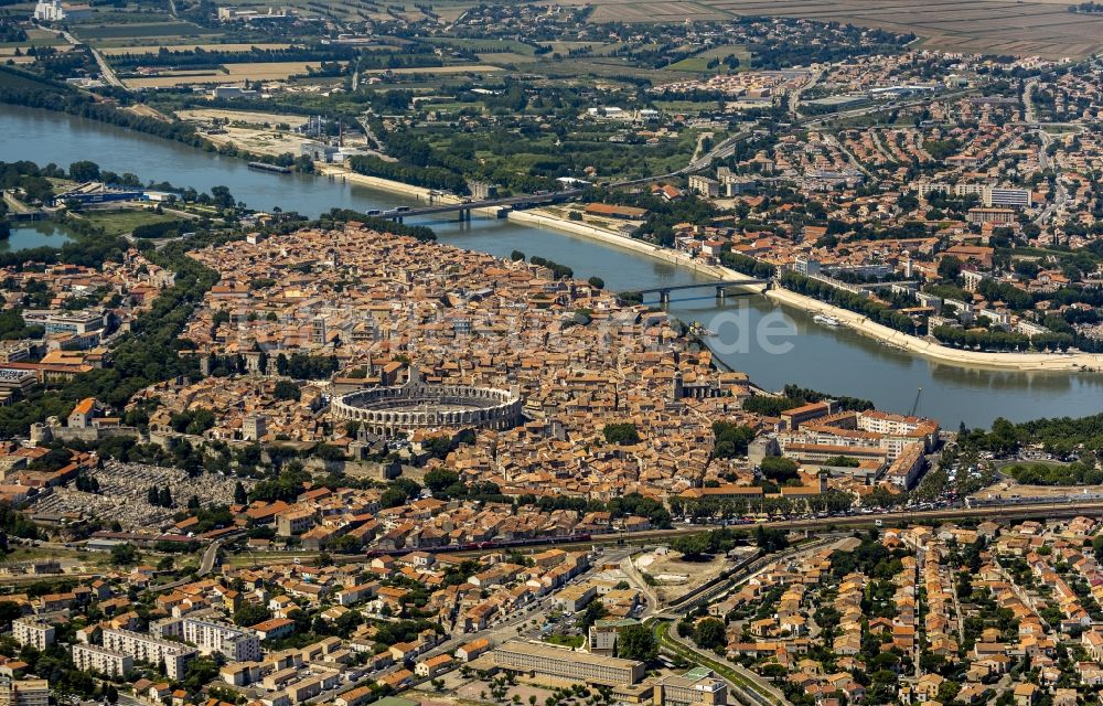 Arles von oben - Amphitheater im Stadtzentrum von Arles an der Cote d'Azur in Frankreich