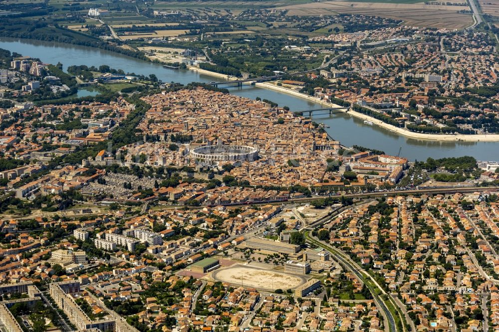 Arles aus der Vogelperspektive: Amphitheater im Stadtzentrum von Arles an der Cote d'Azur in Frankreich