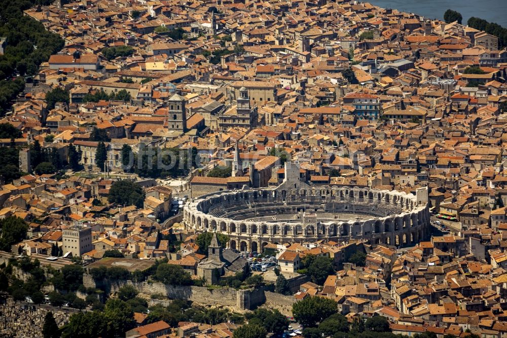 Luftbild Arles - Amphitheater im Stadtzentrum von Arles an der Cote d'Azur in Frankreich