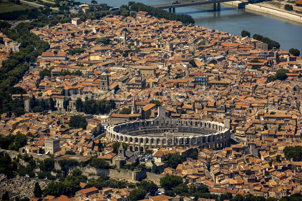 Luftaufnahme Arles - Amphitheater im Stadtzentrum von Arles an der Cote d'Azur in Frankreich