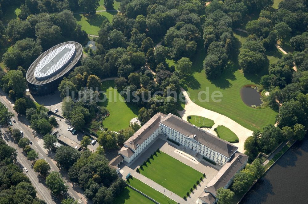 Berlin aus der Vogelperspektive: Amtssitz des Bundespräsidenten im Schloßpark von Schloß Bellevue am Spreeweg im Tiergarten in Berlin