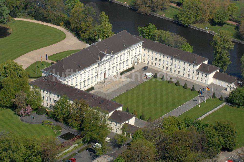 Berlin aus der Vogelperspektive: Amtssitz des Bundespräsidenten im Schloßpark von Schloß Bellevue am Spreeweg im Tiergarten in Berlin