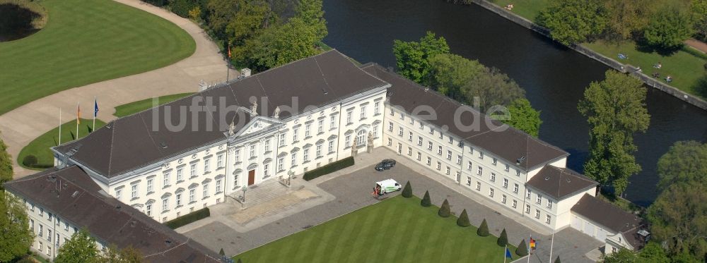 Luftbild Berlin - Amtssitz des Bundespräsidenten im Schloßpark von Schloß Bellevue am Spreeweg im Tiergarten in Berlin