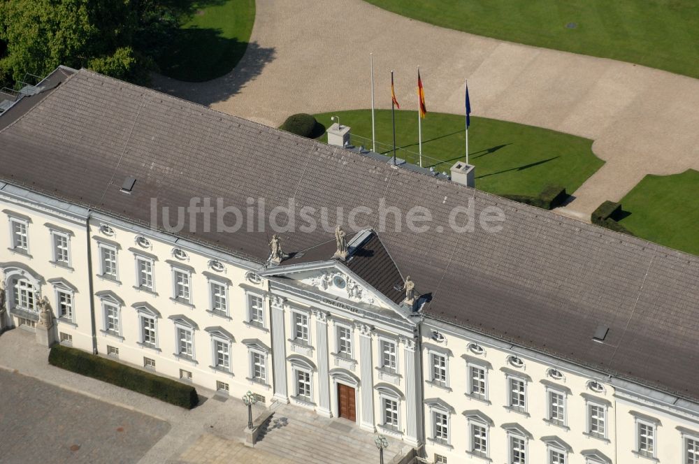 Luftbild Berlin - Amtssitz des Bundespräsidenten im Schloßpark von Schloß Bellevue am Spreeweg im Tiergarten in Berlin