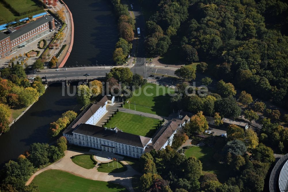 Luftbild Berlin - Amtssitz des Bundespräsidenten im Schloßpark von Schloß Bellevue am Spreeweg im Tiergarten in Berlin