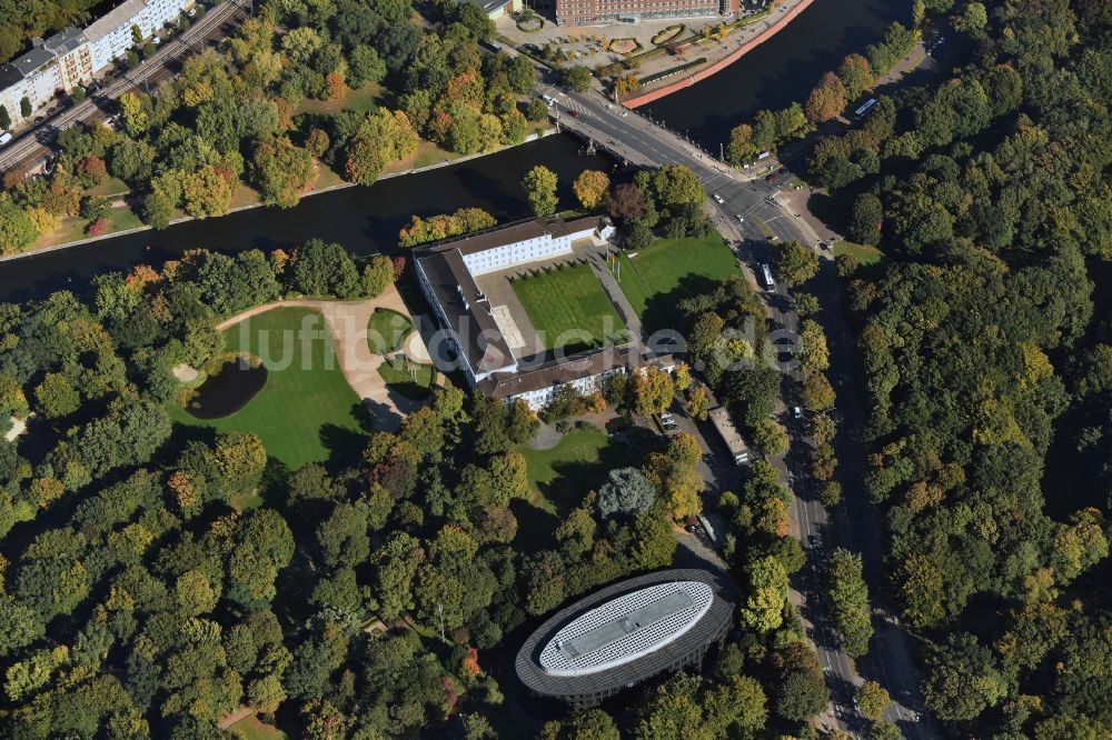 Luftaufnahme Berlin - Amtssitz des Bundespräsidenten im Schloßpark von Schloß Bellevue am Spreeweg im Tiergarten in Berlin