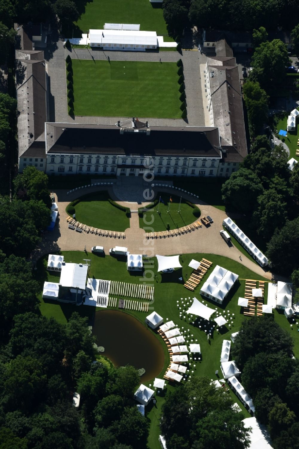 Luftaufnahme Berlin - Amtssitz des Bundespräsidenten im Schloßpark von Schloß Bellevue am Spreeweg im Tiergarten in Berlin