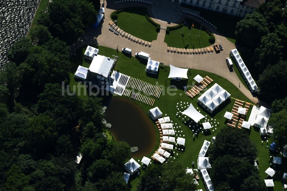 Berlin von oben - Amtssitz des Bundespräsidenten im Schloßpark von Schloß Bellevue am Spreeweg im Tiergarten in Berlin