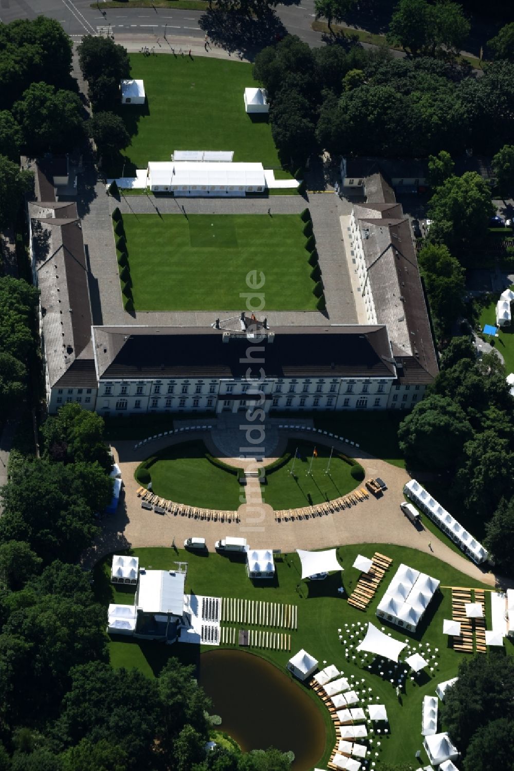 Luftbild Berlin - Amtssitz des Bundespräsidenten im Schloßpark von Schloß Bellevue am Spreeweg im Tiergarten in Berlin