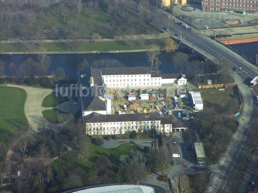 Luftaufnahme Berlin - Amtssitz des Bundespräsidenten im Schloßpark von Schloß Bellevue am Spreeweg im Tiergarten in Berlin