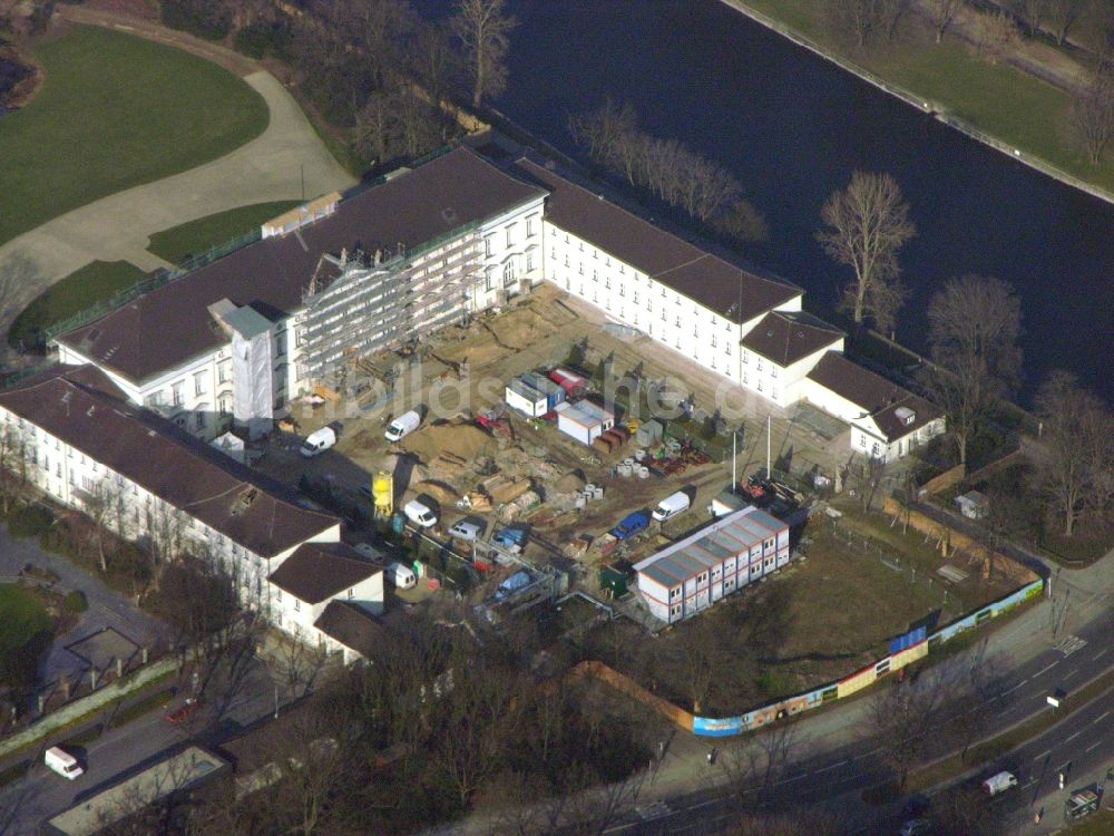 Luftbild Berlin - Amtssitz des Bundespräsidenten im Schloßpark von Schloß Bellevue am Spreeweg im Tiergarten in Berlin