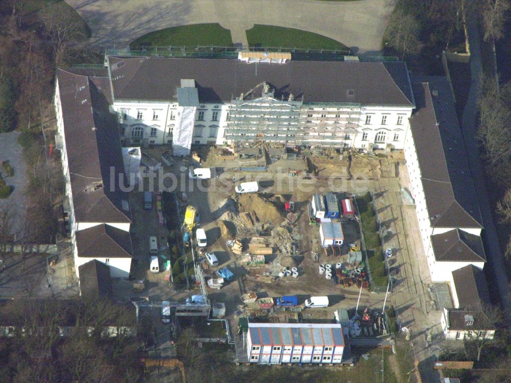 Berlin von oben - Amtssitz des Bundespräsidenten im Schloßpark von Schloß Bellevue am Spreeweg im Tiergarten in Berlin