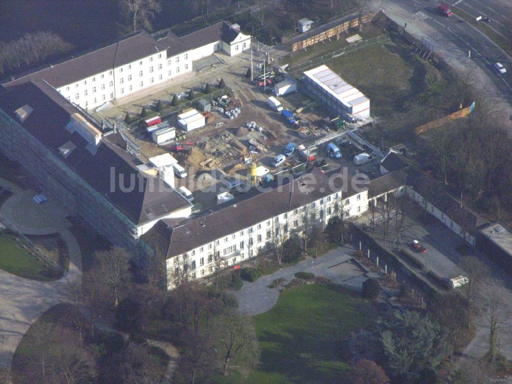 Berlin aus der Vogelperspektive: Amtssitz des Bundespräsidenten im Schloßpark von Schloß Bellevue am Spreeweg im Tiergarten in Berlin