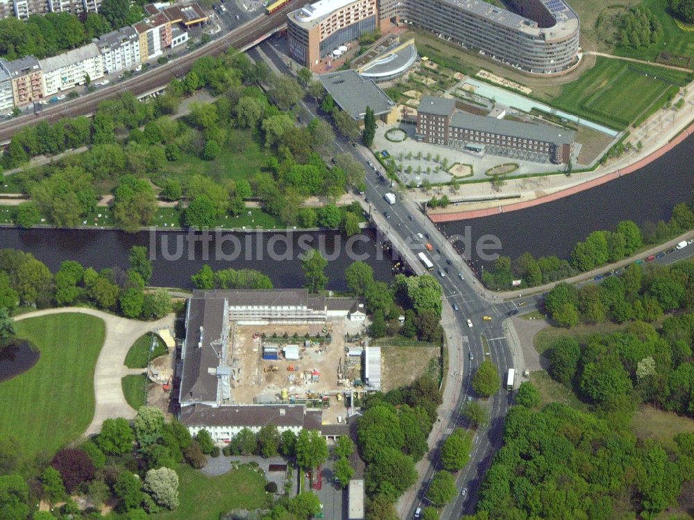 Berlin von oben - Amtssitz des Bundespräsidenten im Schloßpark von Schloß Bellevue am Spreeweg im Tiergarten in Berlin