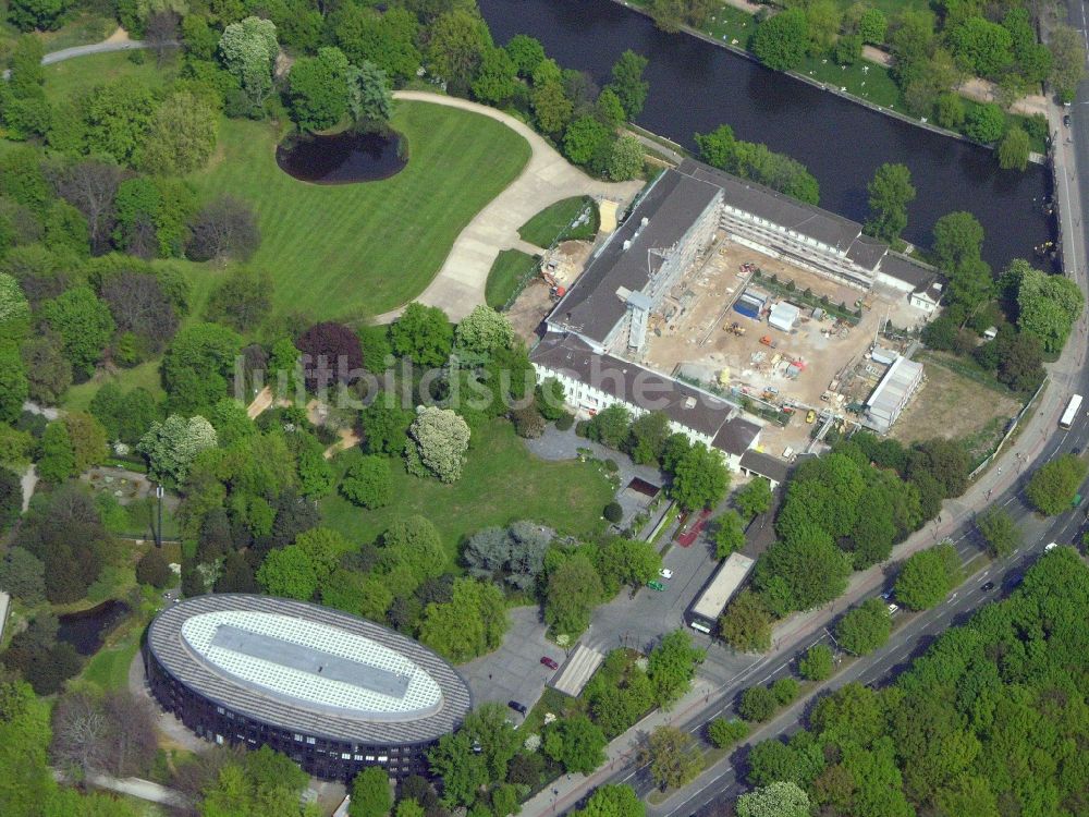 Berlin aus der Vogelperspektive: Amtssitz des Bundespräsidenten im Schloßpark von Schloß Bellevue am Spreeweg im Tiergarten in Berlin