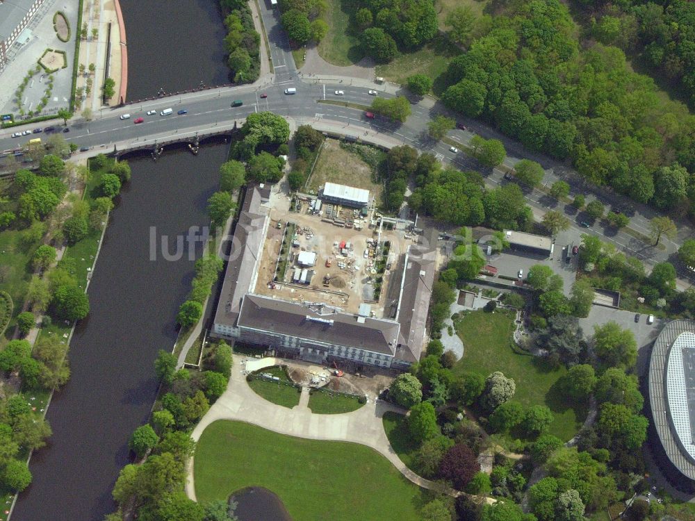 Berlin von oben - Amtssitz des Bundespräsidenten im Schloßpark von Schloß Bellevue am Spreeweg im Tiergarten in Berlin