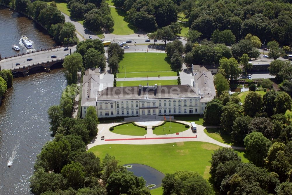 Berlin aus der Vogelperspektive: Amtssitz des Bundespräsidenten im Schloßpark von Schloß Bellevue am Spreeweg im Tiergarten in Berlin